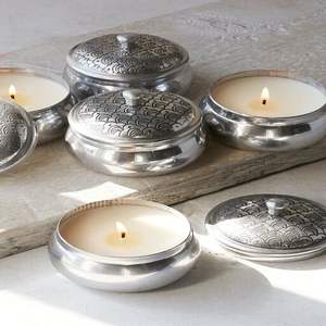 Jars à bougies élégants en alliage métallique, conçus pour les bougies parfumées artisanales, offrant une lueur vive et stable et un effet de parfum chaud et relaxant. - Product Image 1