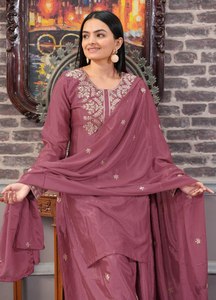Costume de créateur avec broderie séquentielle - Product Image 3