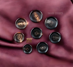 กระดุมเขาควายขัดเงา 4 รู ผิวธรรมชาติ ลายไม้ไม่ซ้ำใคร ซักได้ เหมาะสำหรับชุดดีไซเนอร์ เสื้อโค้ทหรูหรา ระดับไฮเอนด์ - Product Image 2