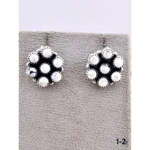 Pendientes de botón estilo suroeste con búfalo blanco y plata de ley, con patrón floral engastado en bisel - Product Image 2