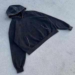 Custom 340gsm Heavyweight Pullover Fleeced Hoodie para los hombres de punto bordado de tela sólida Patrón ODM - Product Image 2