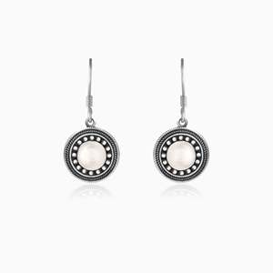 Boucles d'oreilles pendantes en argent oxydé avec perles Accessoire de bijoux élégant et luxueux - Product Image 2