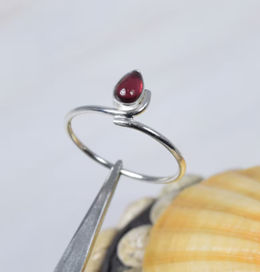 Anillo de Plata de Ley 925 con Granate Rojo en Forma de Pera, Piedra de Nacimiento de Enero, Regalo para Ella en Cumpleaños o Navidad - Product Image 1