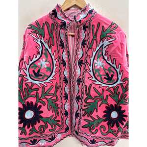 Chaqueta de Invierno Rosa Rani Bagh-e-Rajasthan, Bordada con Suzani, de Terciopelo para Mujer - Product Image 3