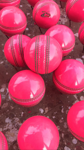 Balle de cricket dure en cuir Offre Spéciale balle de cricket de qualité supérieure avec logo personnalisé au Pakistan - Product Image 5