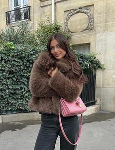 Chaqueta de lana XL Fuzzy personalizada para mujer, abrigo plisado con capucha de piel, tela acolchada de estilo deportivo - Product Image 3