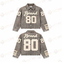 Veste en jean vintage personnalisée, coupe courte, avec des patchs numérotés, boutonnée, style varsity, effet usé