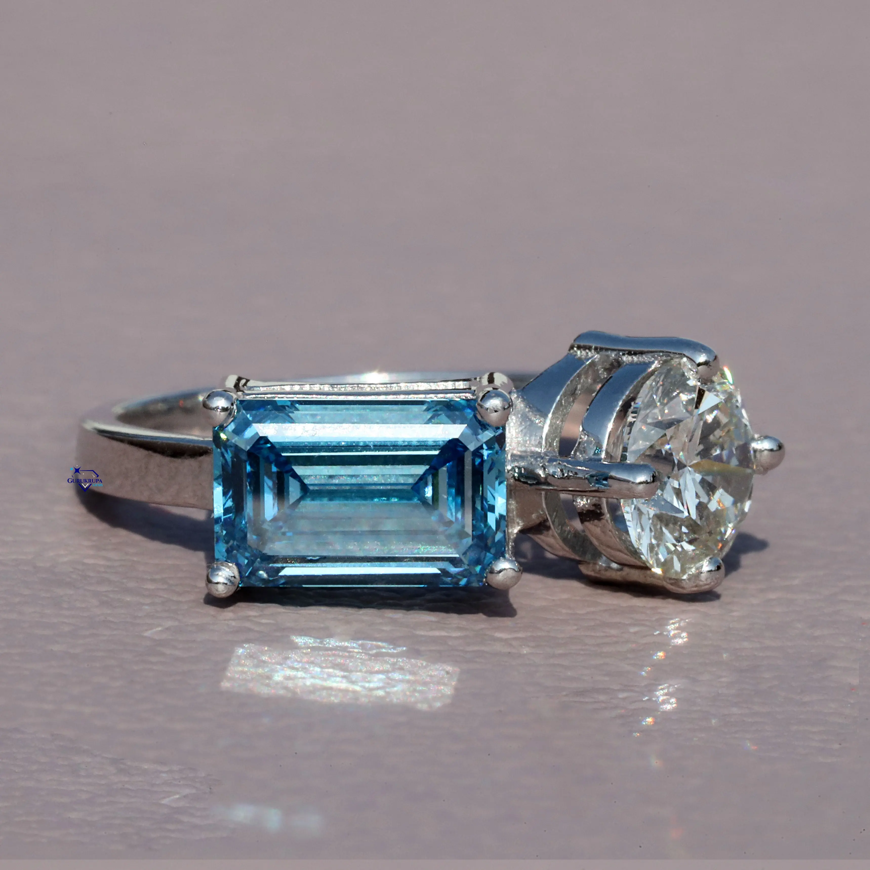 Um lindo anel esmeralda e com duas pedras de corte redondo em prata esterlina 925 com diamantes cultivados em laboratório e transparência vvs aprimorada