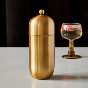 Coctelera Moderna con Acabado Dorado, Elegante Herramienta de Barra de Acero Inoxidable para Mezclar Bebidas en Casa, Bares, Hoteles, Fiestas y Celebraciones - Product Image 1