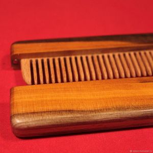 Peigne à cheveux manche en bois fait à la main régulier pour une utilisation en salon de l'Inde peigne en bois en gros pour un usage commercial à vendre en - Product Image 2