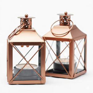 Lanternes en métal finition cuivre vintage, lot de 2, bougeoirs décoratifs en fer et en verre à suspendre pour la maison, le jardin et les événements de mariage - Product Image 1