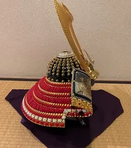 Japanischer Samurai-Helm aus japanischer Tradition auf der Suche nach einem Samurais chwert