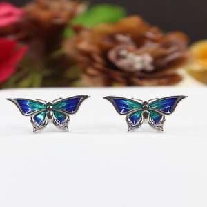 Boucles d'oreilles clous papillon en acier inoxydable émaillé bleu et vert pour femmes - Bijoux de mode romantiques pour soirée avec accents de cristal - Product Image 1