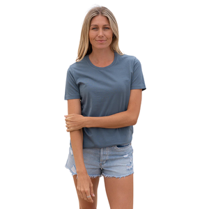 เสื้อยืดคอกลมแขนสั้นสีน้ำเงินเข้มสำหรับผู้หญิง ผลิตจากผ้าฝ้ายออร์แกนิคคุณภาพสูง 100% ผ่านการซักแล้ว ได้รับการรับรองมาตรฐาน GOTS เนื้อผ้านุ่มพิเศษ ทรงคลาสสิก - Product Image 4