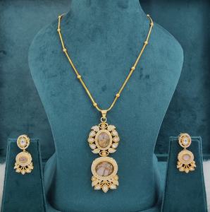 Colgante de Cadena con Piedra de Cobre Premium, Moissanita Polki y Pulido Dorado, Estilo Minimalista, Se Puede Usar con Ropa Occidental y Étnica - Product Image 2