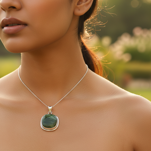 Pendentif religieux en or rose plaqué rhodium pour femmes avec un design en serpent argenté et une pierre précieuse - Product Image 1