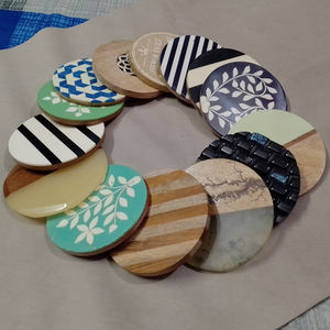 L'exportateur indien en gros propose un nouveau design classique de forme carrée en bois sous-verre ensemble de coussins en résine accessoires de décoration de table vente - Product Image 2