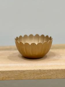 Bol de cire en fer lavé blanc fabriqué à la main avec conteneur de bougie décorative à bord festonné pour un style de maison minimal - Product Image 5