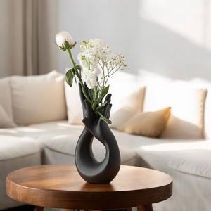 Céramique Tenant Mains Vase Nordique Minimaliste Décor Symbole De L'amour Ensemble Unique Cadeau Unique Pour La Maison - Product Image 1