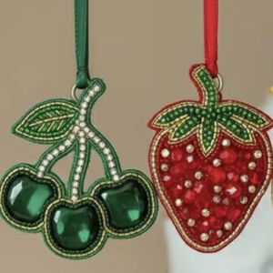 Pendentif en argent sterling plaqué or vermeil avec pierre précieuse en forme de poire, serti dans un cadre fantaisie, breloques en forme de poire, breloques en pierre, breloques pendantes - Product Image 1