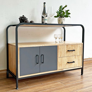 Vitrina de Madera Natural KTB68133 con Marco de Hierro, 3 Compartimentos, Puertas Planas - Estilo Minimalista de Lujo para Sala de Estar - Product Image 4
