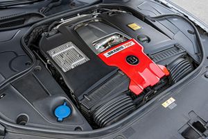 Mercedes-AMG S63 Coupé 700 de 2018 en excellent état, 700 ch, design coupé sans piliers, Designo Alanite Grey Magno, 38 300 milles - Product Image 6