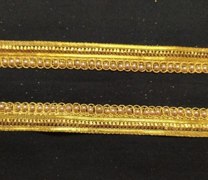 Bordure à franges perlées dorées : dentelle métallique indienne, motif tissé - au mètre, bordure de sari - Product Image 3
