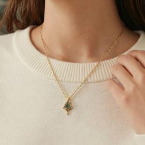 Collar Jeulia de Plata de Ley con Ágata Musgo en Forma de Árbol Navideño para Fiestas - Product Image 4