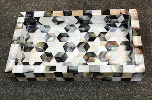 Plateau de service artisanal en bois et résine de Dubaï avec incrustation de nacre pour la décoration de la maison et les cadeaux du Ramadan - Product Image 4