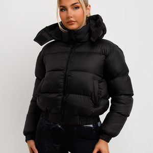 Veste courte matelassée noire personnalisée OEM pour femme, avec capuche et fermeture éclair intégrale, doudoune d'hiver matelassée pour femme, très vendue - Product Image 1