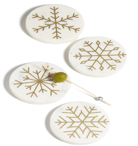 Posavasos redondos de mármol blanco con un patrón minimalista de copo de nieve dorado. Disponible a precios de mayoreo. - Product Image 1