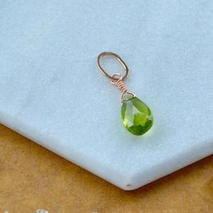 Pendentif en péridot en forme de larme, pierre de naissance d'août, pierre précieuse verte, plaqué argent, charme délicat fait à la main, bijoux - Product Image 2