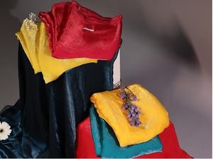 Tissu en satin de nylon de luxe Tora, très vendu, pour saris, robes de soirée et tenues de fête, disponible à la vente - Product Image 5