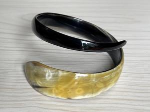 Brazalete de cuerno de búfalo pulido, accesorio tradicional y elegante para ropa informal y de fiesta a la venta - Product Image 2