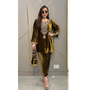 Trajes de terciopelo puro para mujer de primera clase con trabajo de bordado pesado y diseño elegante de mangas completas para fiesta de noche de mujer de India - Product Image 1