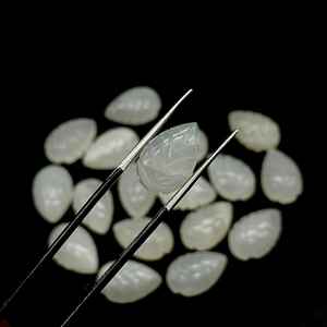 Perles de pierres précieuses en forme de feuille de pierre de lune blanche, sculptées à la main, breloques en forme de feuille, 14 mm - Product Image 2