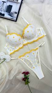 Ensemble de soutien-gorge à armatures brodé de fleurs romantiques avec culotte string push-up à bonnets couvrants pour femme, couleur blanche opt170 - Product Image 2