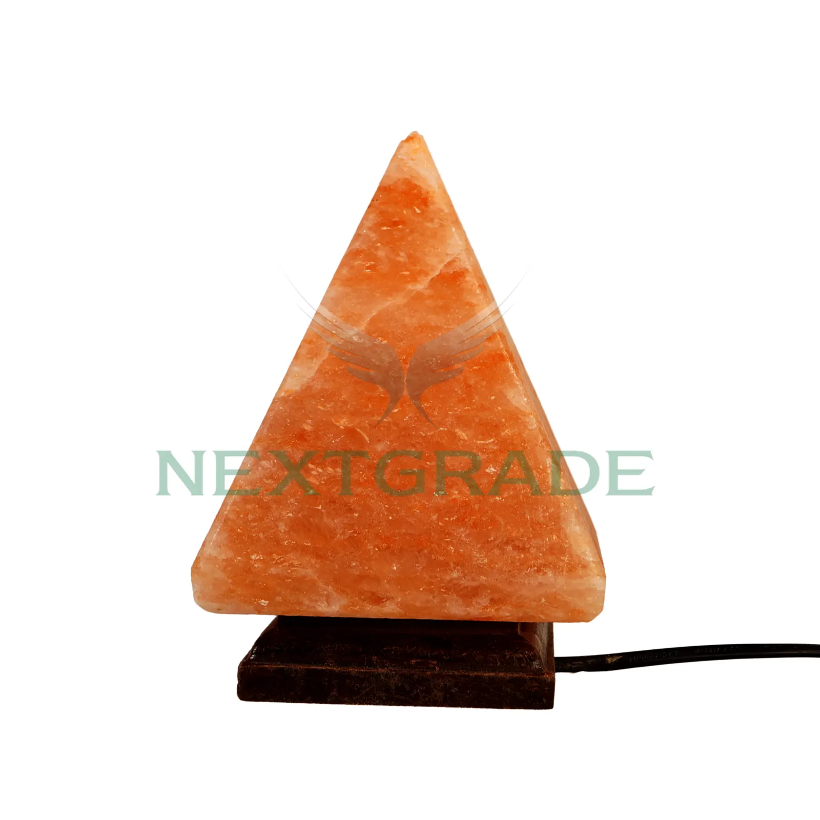 Lampes au sel naturel de roche de l'Himalaya rose en forme de pyramide sculptée de meilleure qualité en gros du Pakistan