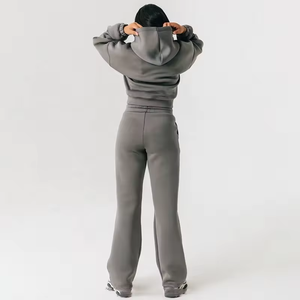 Sudadera con logotipo personalizado para mujer, Sudadera con capucha corta, Jersey y pantalón acampanado, conjunto de chándales para correr - Product Image 3