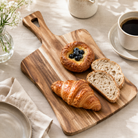 Planche à pain rectangulaire longue en bois d'acacia rustique avec poignée triangulaire découpée pour la cuisine, idéale pour servir du pain au levain artisanal et du fromage