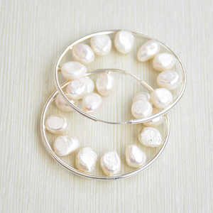 ต่างหูแบบห่วงไข่มุกทำด้วยมือห่วงกลมไข่มุกน้ำจืดชุบเงินผู้ผลิตและซัพพลายเออร์แฮนด์เมดต่างหูห่วงไข่มุกทำด้วยมือ - Product Image 1