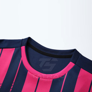 ชุดฟุตบอลแบบกำหนดเองรุ่นใหม่ล่าสุดปี 2026 ราคาดีที่สุดสำหรับผู้ใหญ่ ผลิตจากโพลีเอสเตอร์ 100% แห้งเร็ว ระบายอากาศได้ดี น้ำหนักเบา เหมาะสำหรับทุกฤดูกาล - Product Image 2