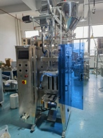Machine d'emballage automatique de liquide de nourriture pour animaux de compagnie VFFS Machine de remplissage d'emballage de nourriture humide de bâton de barres crémeuses pour chats