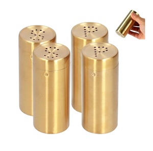 Juego de sal y pimienta de latón étnico hecho a mano para uso en comedor con diseño atemporal para interiores clásicos y patrimoniales - Product Image 4