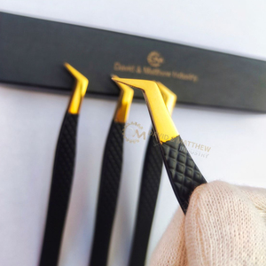 Pinzas profesionales de pestañas de acero inoxidable de alta calidad, logotipo personalizado, punta de oro negro mate, herramientas de volumen para uso de belleza - Product Image 1