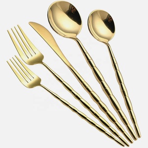 Juego de Cubiertos de acero inoxidable pulido dorado con mango de diseño largo de bambú completo de lujo para boda - Product Image 1