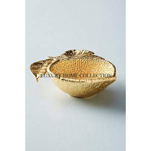 Cuencos de metal de diseño antiguo atemporal con patrones llamativos y formas distintas para interiores rústicos y elegantes - Product Image 1