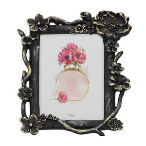 Cadre photo vintage décoratif en métal, créé pour les intérieurs classiques, ajoutant du charme aux collections de souvenirs personnels - Product Image 2