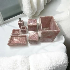 Ensemble de salle de bain en résine chic écologique par Crescent Crafts Accessoires carrés élégants, durables et fonctionnels - Product Image 1