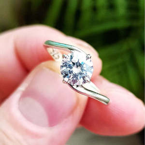 Anillo Solitario Hecho a Mano en Plata de Ley 925 con Seis Puntas y Circonita Cúbica, Regalo Perfecto para Cumpleaños, Aniversario o Dama de Honor - Product Image 3